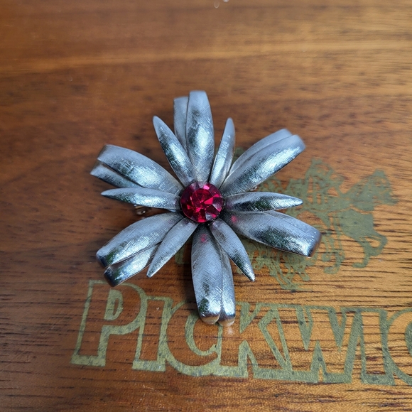 Vintage Silver Tone Daisy with Red Rhinestone Centre Brooch - Picture 6 of 9